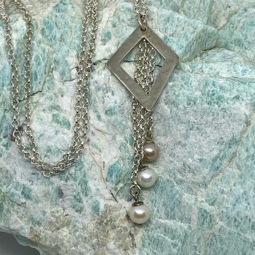 Vantel Pearls 3 Of Diamonds Necklace 15$
